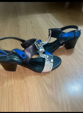 Sandalias tacón Lola Cruz negras y azules