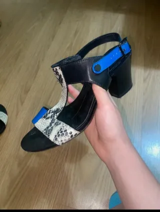 Sandalias tacón Lola Cruz negras y azules