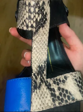 Sandalias tacón Lola Cruz negras y azules