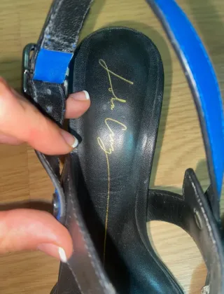 Sandalias tacón Lola Cruz negras y azules