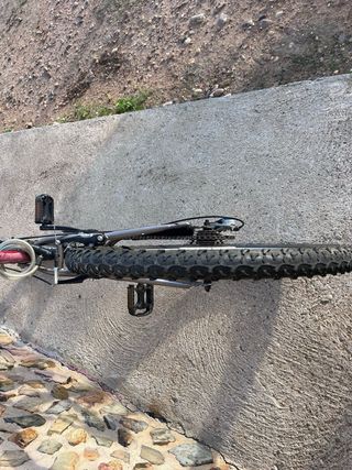 Bicicleta negra y roja