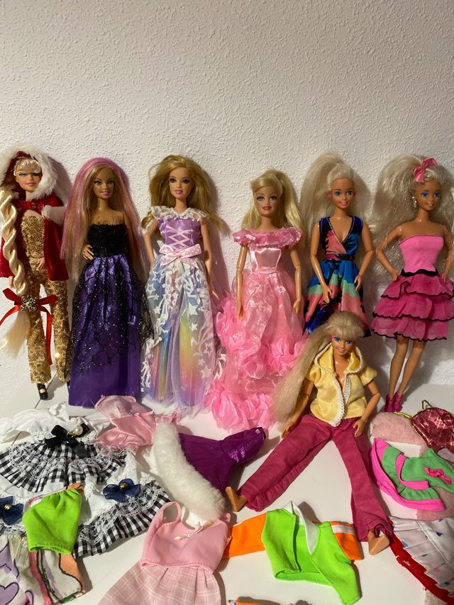 Lote de muñecas y Barbies con Ropa