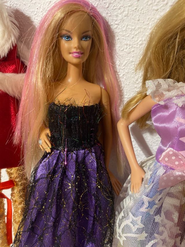 Lote de muñecas y Barbies con Ropa