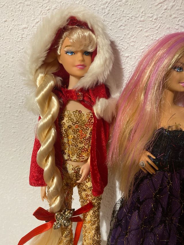 Lote de muñecas y Barbies con Ropa