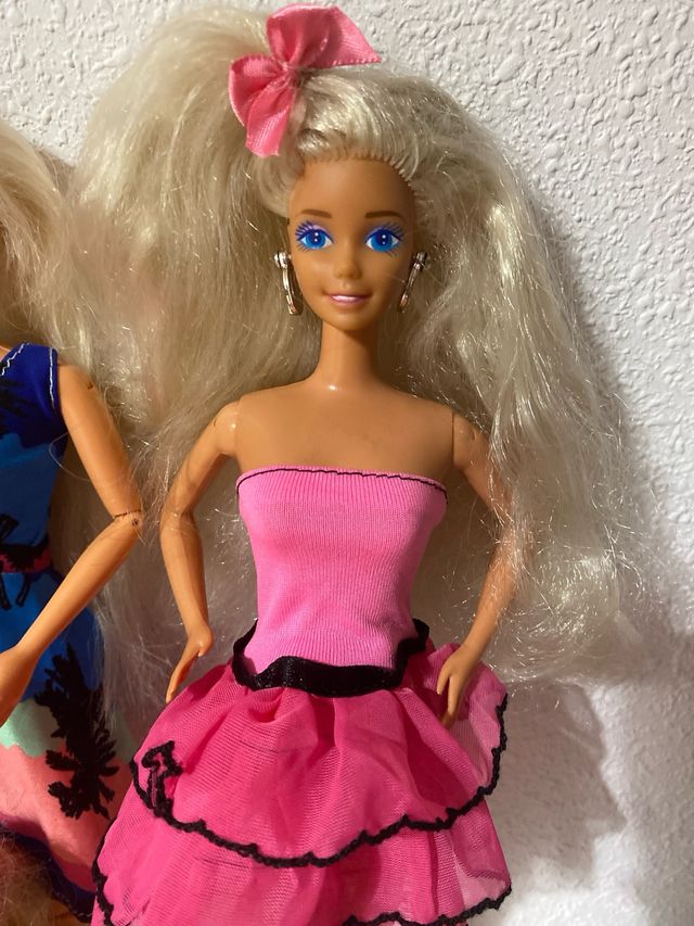 Lote de muñecas y Barbies con Ropa