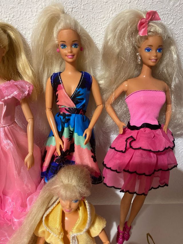 Lote de muñecas y Barbies con Ropa