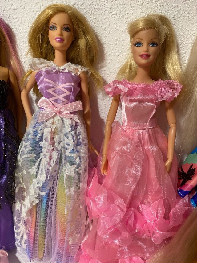 Lote de muñecas y Barbies con Ropa
