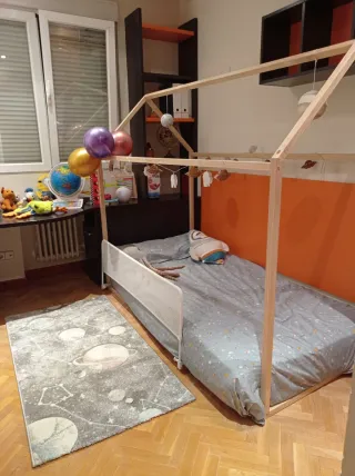 Cama casita madera infantil. Buen estado