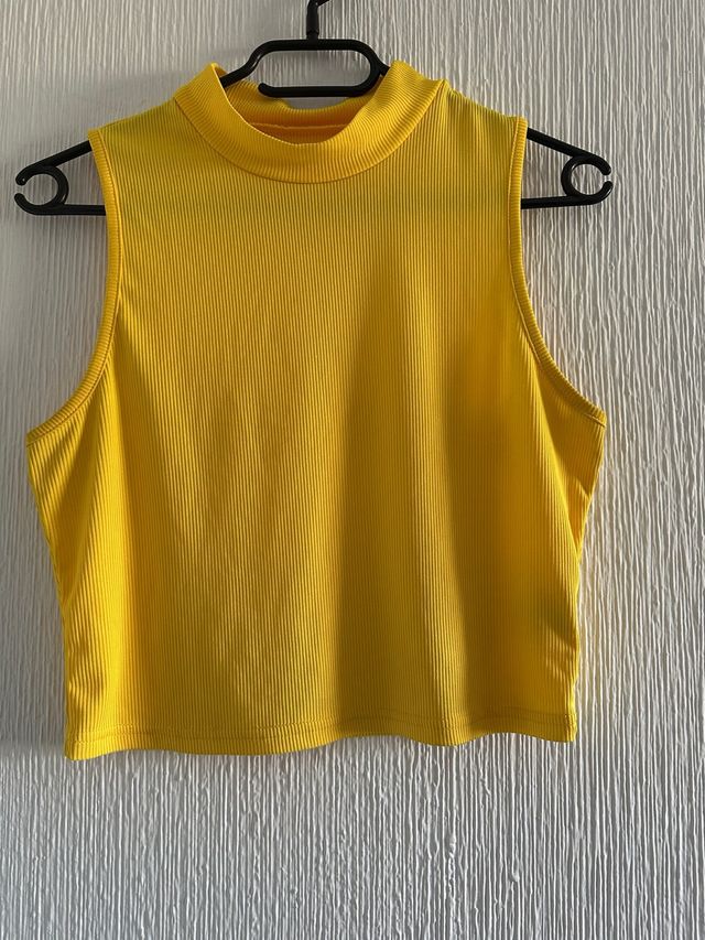 Top amarillo sin mangas cuello alto
