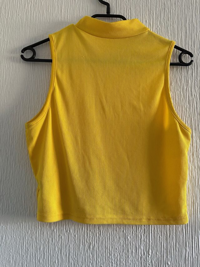 Top amarillo sin mangas cuello alto
