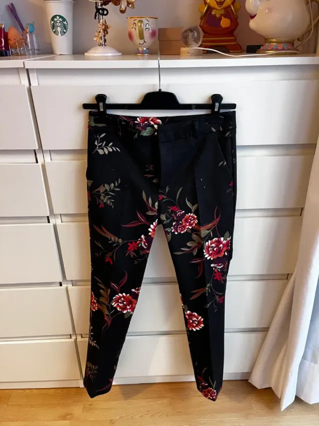 Pantalón estampado floral Stradivarius T32