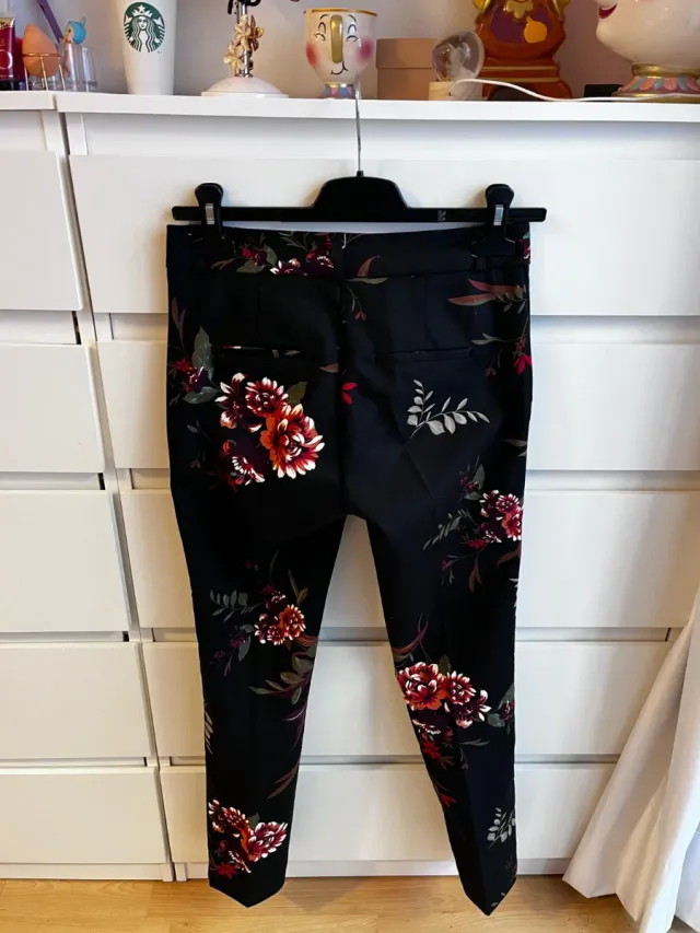Pantalón estampado floral Stradivarius T32