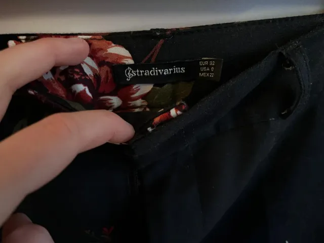 Pantalón estampado floral Stradivarius T32