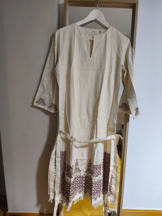 Camisón mujer beige y detalles granates