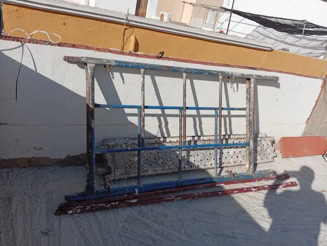 Andamio metálico y plataformas