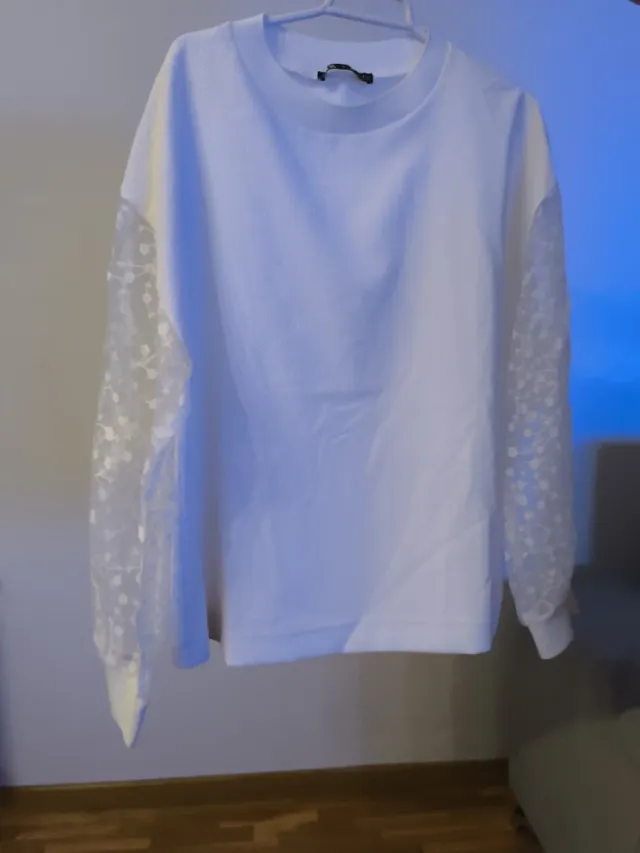 Jersey blanco con mangas de encaje