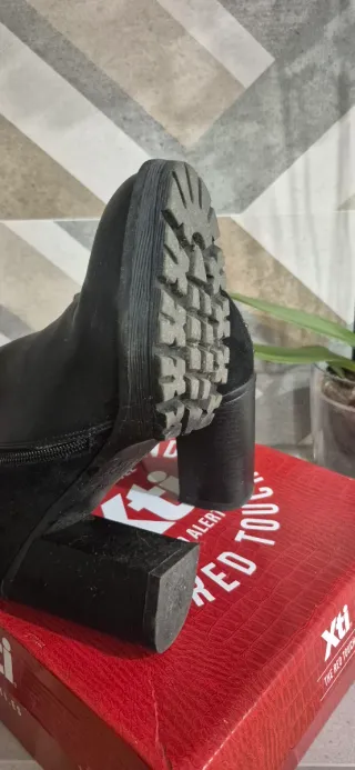 Botines Xti negros con tachuelas