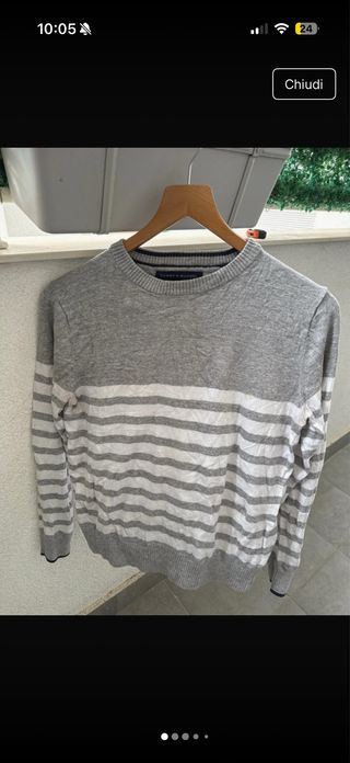 Maglione a righe grigio e bianco