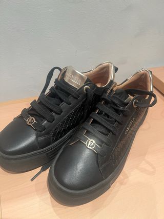 Zapatillas CARMELA Piel interior y exterior Negra.