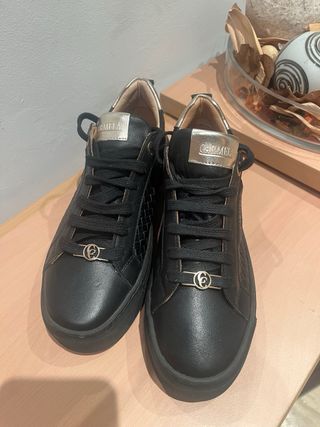 Zapatillas CARMELA Piel interior y exterior Negra.