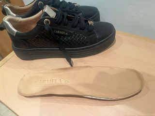 Zapatillas CARMELA Piel interior y exterior Negra.