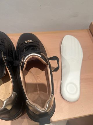 Zapatillas CARMELA Piel interior y exterior Negra.