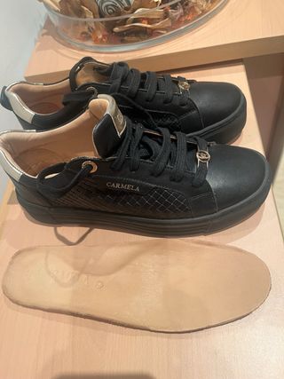 Zapatillas CARMELA Piel interior y exterior Negra.