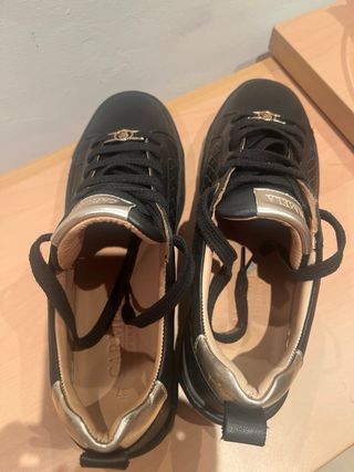 Zapatillas CARMELA Piel interior y exterior Negra.