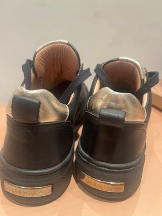 Zapatillas CARMELA Piel interior y exterior Negra.