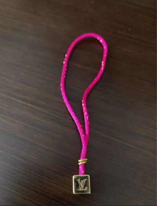Pulsera artesanal Louis Vuitton detalle original