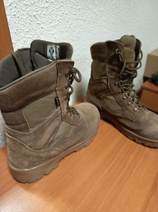 Botas militares marrones y verdes