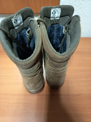 Botas militares marrones y verdes