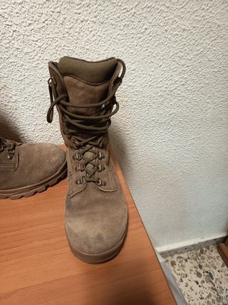 Botas militares marrones y verdes