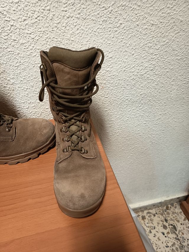 Botas militares marrones y verdes