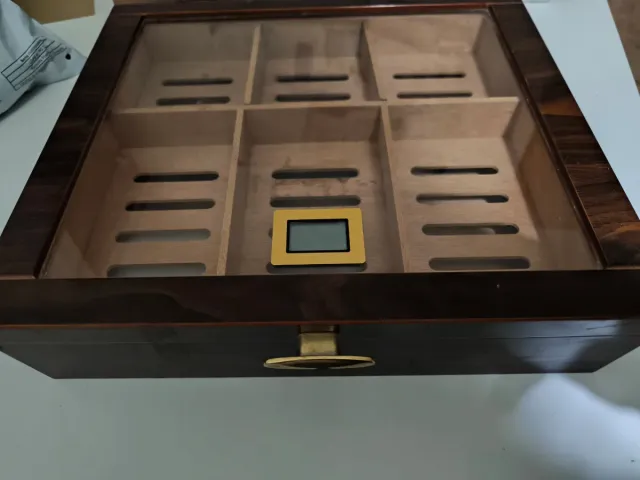 Cava de puros de madera con higrómetro