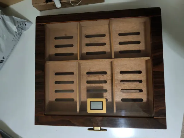 Cava de puros de madera con higrómetro