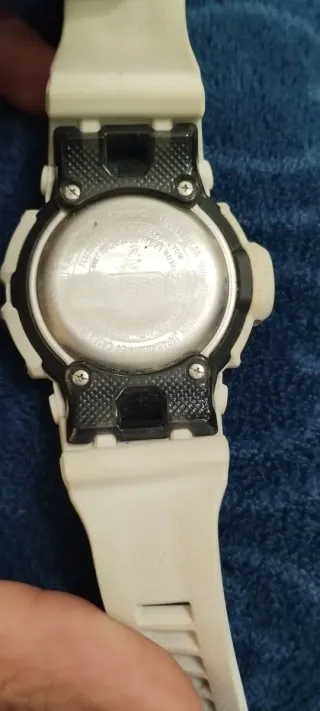 Reloj G-Shock Blanco y Negro