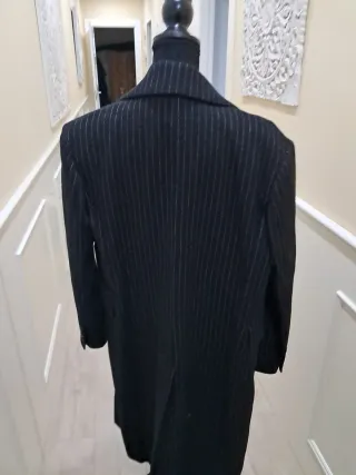 Abrigo largo negro con rayas diplomáticas