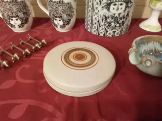Colección de arte: tazas, candelabros y más