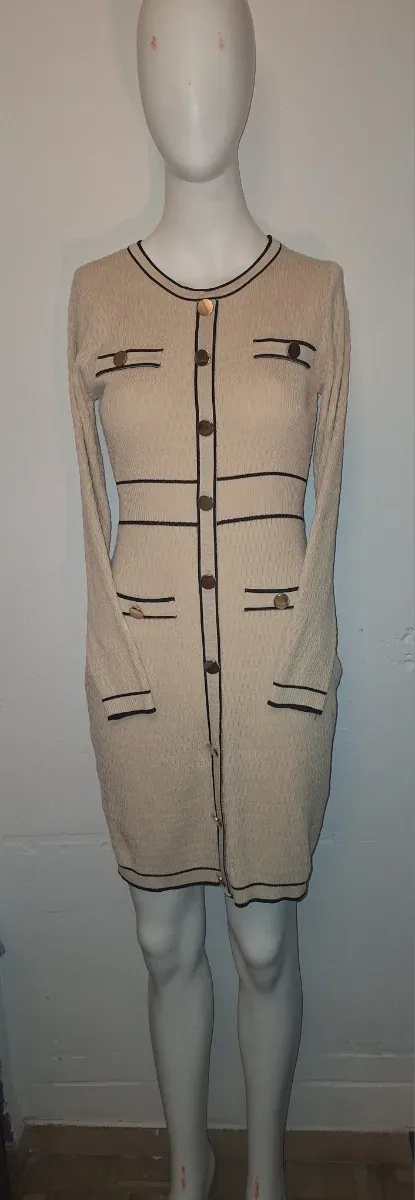 Vestido beige con botones dorados