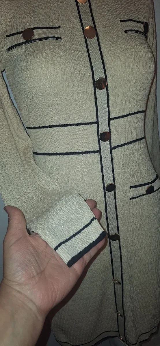 Vestido beige con botones dorados