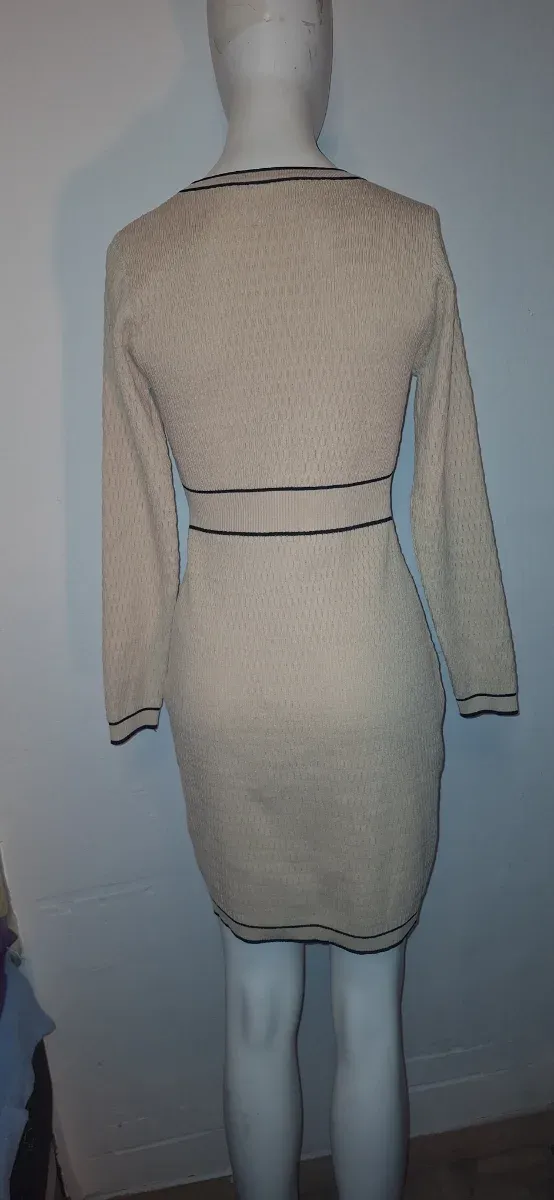 Vestido beige con botones dorados