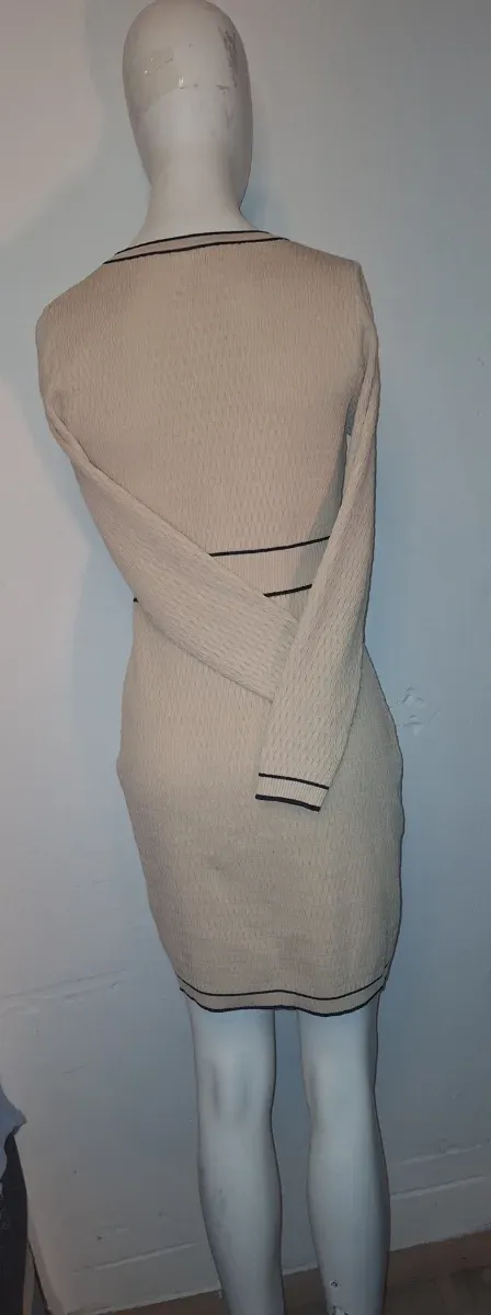 Vestido beige con botones dorados