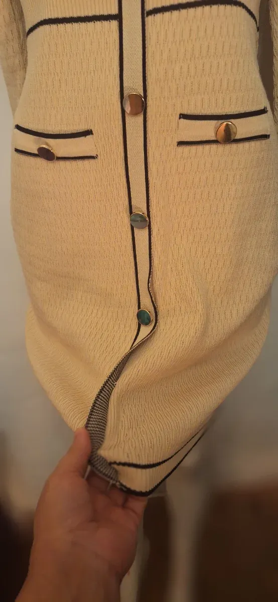 Vestido beige con botones dorados