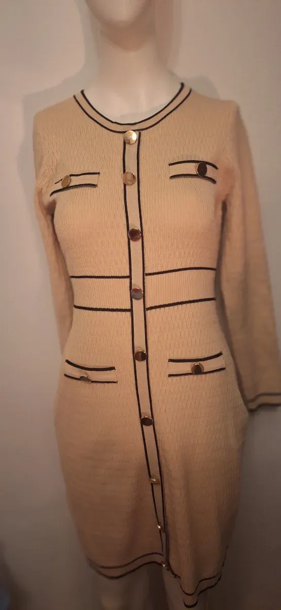 Vestido beige con botones dorados