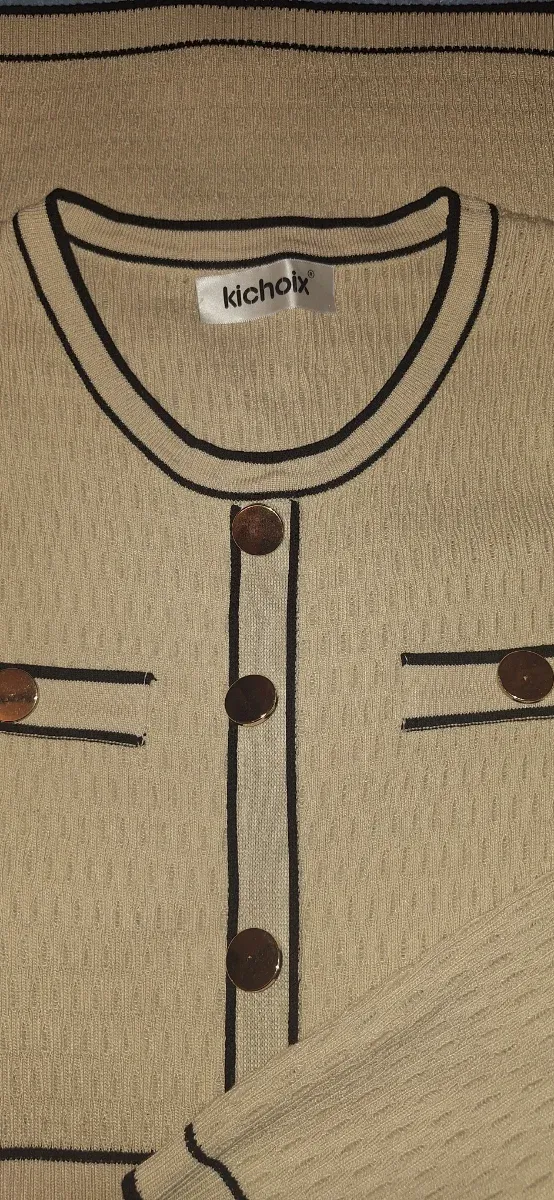 Vestido beige con botones dorados