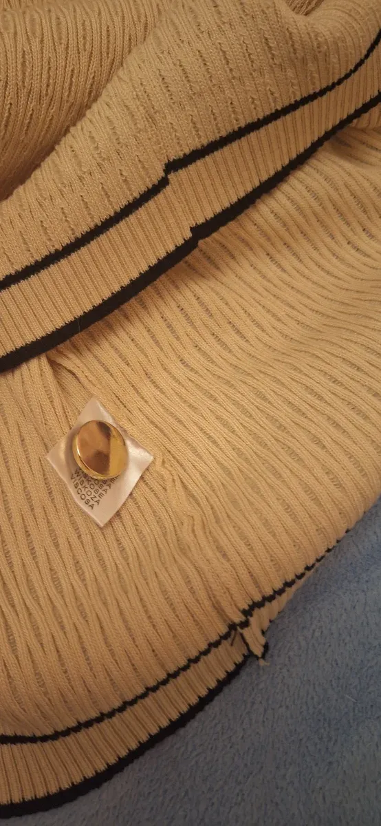 Vestido beige con botones dorados