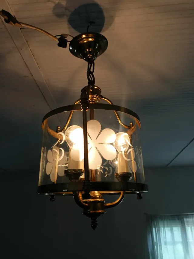 Lámpara de techo dorada con cristal floral