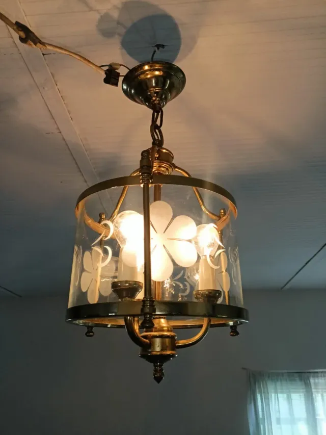 Lámpara de techo dorada con cristal floral