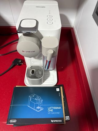 Cafetera Nespresso DeLonghi Lattissima One